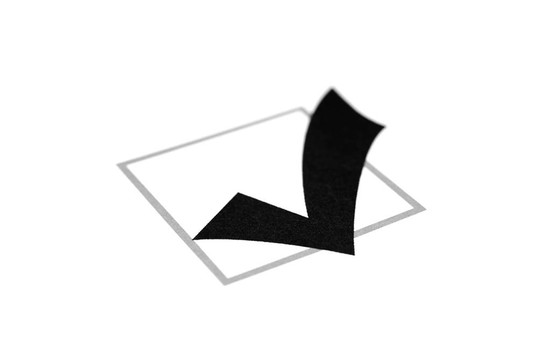 關(guān)閉了復(fù)選框，孤立在白色背景的照片。