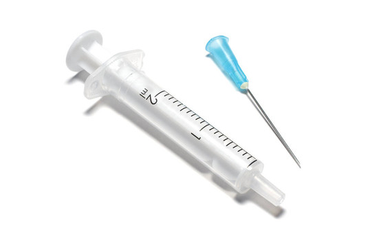 白色背景針頭分離注射器。