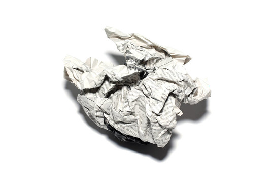 皺巴巴的報(bào)紙。孤立的白色與陰影。