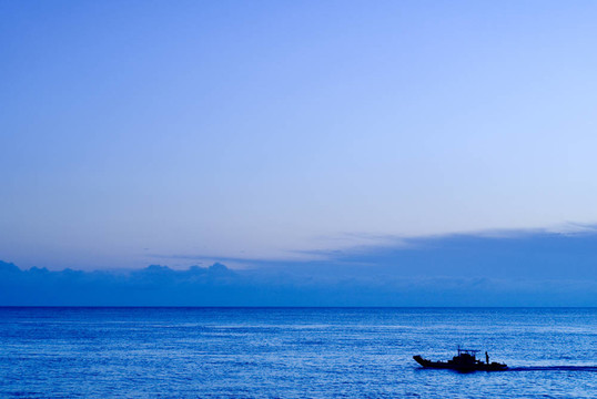 海洋中的船