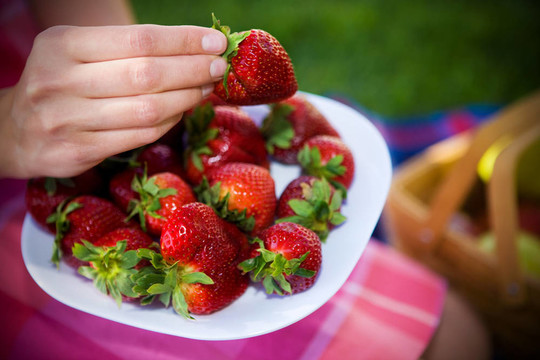 一個充滿strawberies板
