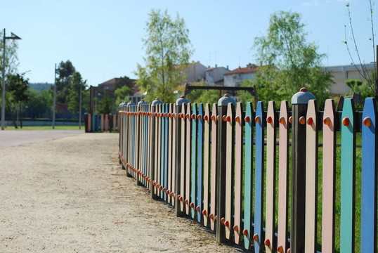 公園的彩色籬笆