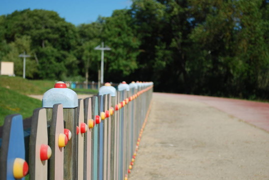 公園的彩色籬笆