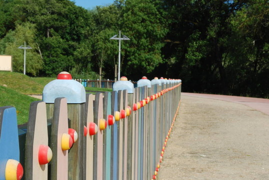公園的彩色籬笆