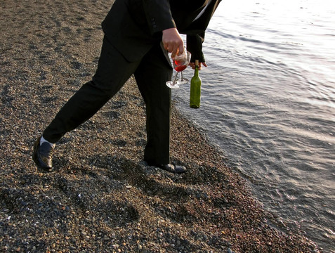 笨拙的男子拿著酒杯
