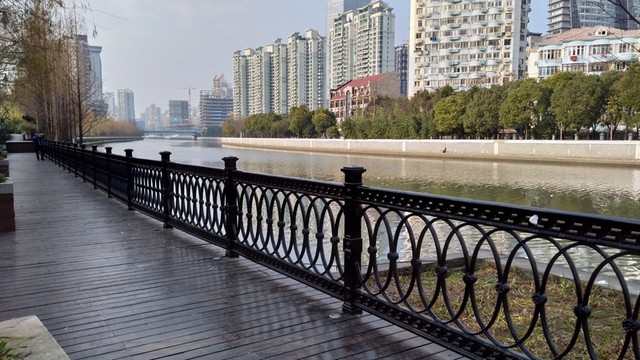 河岸風(fēng)光