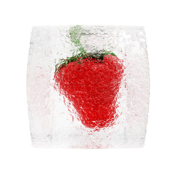 白色冰塊中的Strawberry frozen