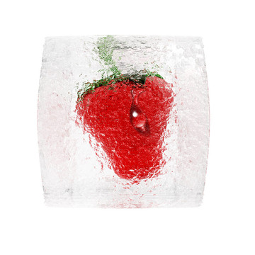 白色冰塊中的Strawberry frozen
