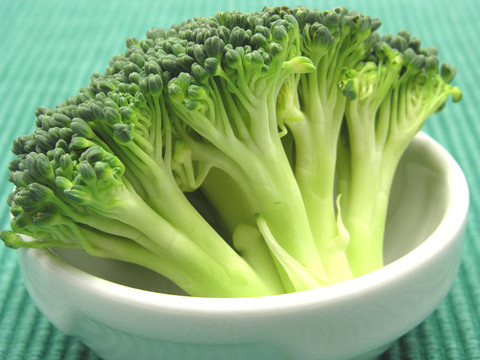 在一個(gè)小碗里的瓷器西蘭花