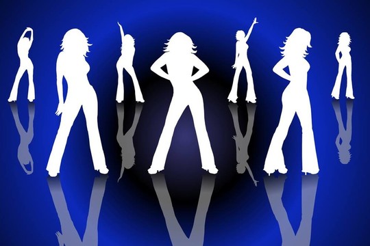 跳舞的女孩剪影