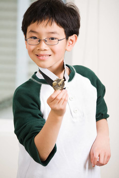 獲獎(jiǎng)的男孩與他的獎(jiǎng)?wù)? style=