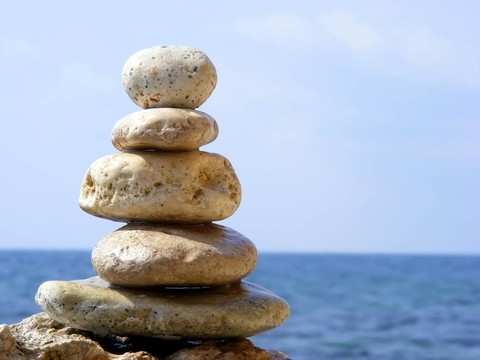 大海與石頭的金字塔
