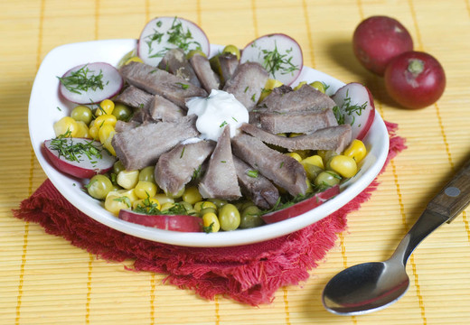 牛肉色拉；新鮮蔬菜