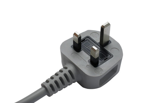 白色背景下電力電纜的電插頭。
