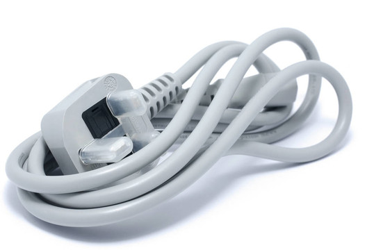 計算機(jī)用的未用灰色電力電纜。白色背景與陰影隔離。