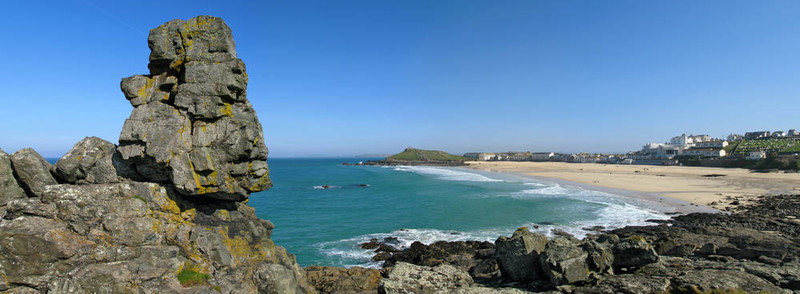 在圣艾夫斯卡里克杜岬角和porthmeor海灘全景。