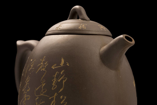 黑色背景茶壺