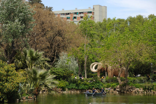 城堡公園在巴塞羅那；西班牙