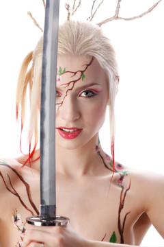 金發(fā)女郎與武士刀