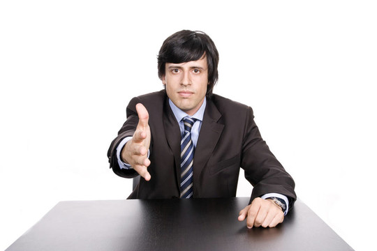 年輕人在提供握手