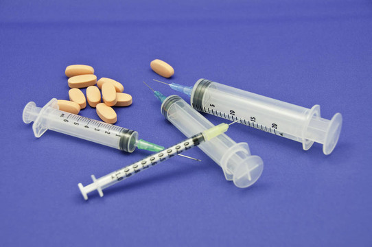 藥片和注射器