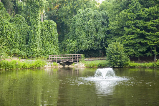湖心島的噴泉與橋