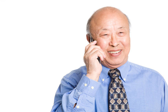 高級(jí)亞洲商人在電話里