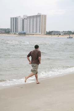 男子在海灘上跑步
