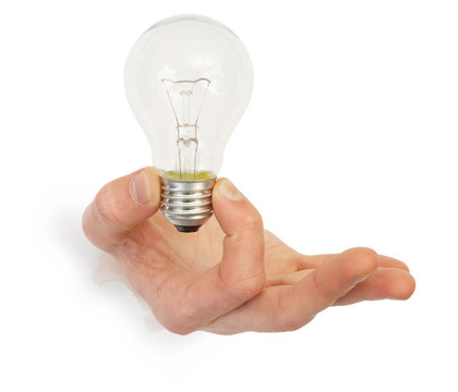 男子手持lbulb