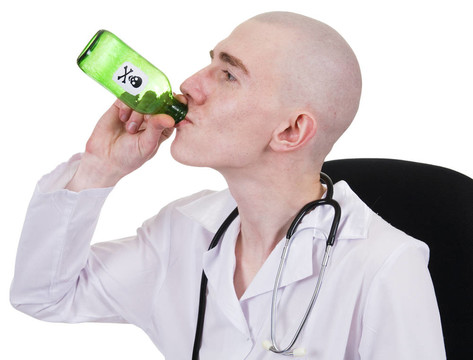 人在醫(yī)生的綠瓶的罩衫