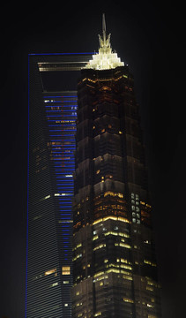 大型金融中心的摩天大樓晚上上海中國