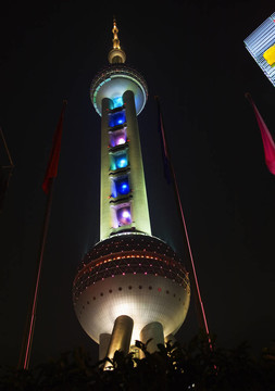 上海電視塔在夜晚的浦東中國
