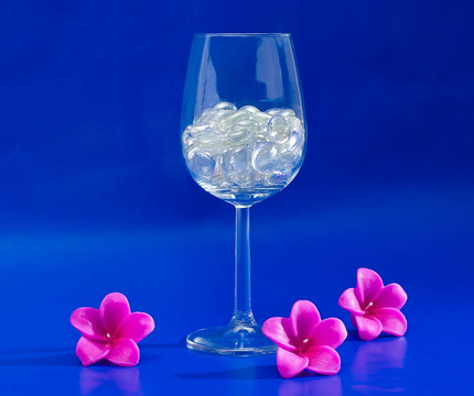 閃亮的藍色酒杯
