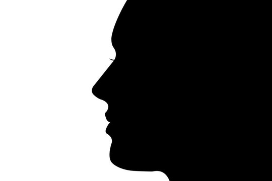 沉思的女人剪影
