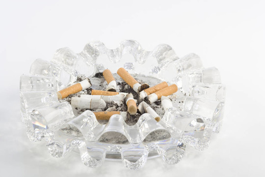 背景全用煙頭的煙灰缸