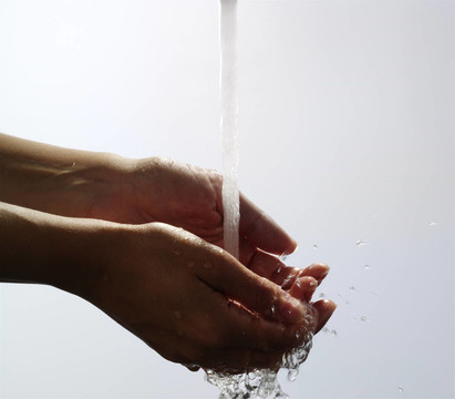 水濺起