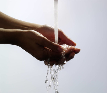 水濺起
