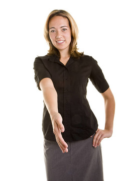 黑色襯衫上的金發(fā)女郎伸出手