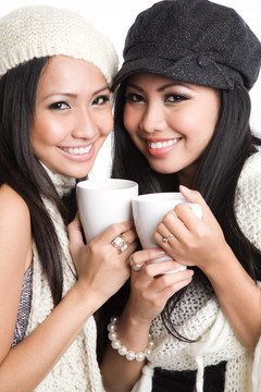 亞洲女性飲用咖啡