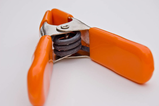 白色背景下的Bright Orange Clamp