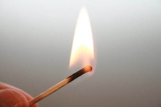 手執(zhí)燃燒的火柴