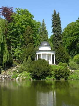 在一個宏偉的公園風景古老的涼亭