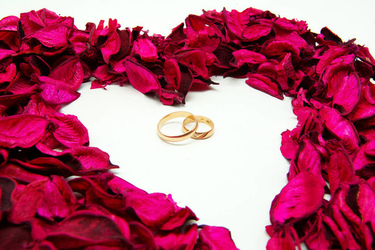 紅色玫瑰花瓣中的結(jié)婚戒指