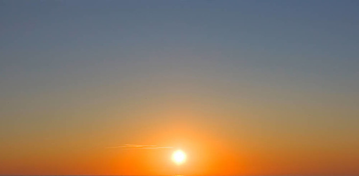 日落的天空；太陽