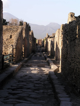 在Pompei街和維蘇威火山