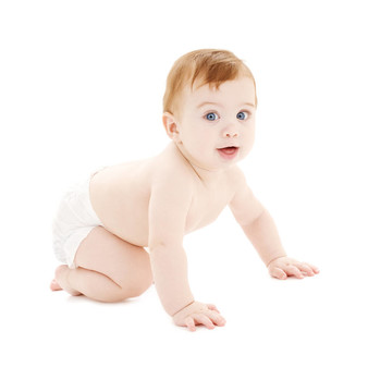 在尿布上爬行的嬰兒