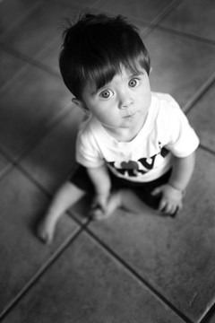 小男孩抬頭看。