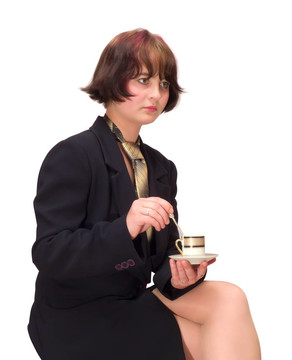 帶茶杯的年輕女子。白色隔離