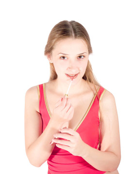 一個年輕的女人把化妝