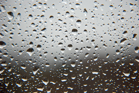 窗戶(hù)上的雨滴。